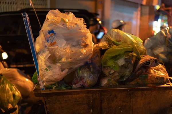 도시의 도시에 오염때문에 종류의 쓰레기 비닐봉지 쓰레기가 베트남 하노이의 도시에 — 스톡 사진