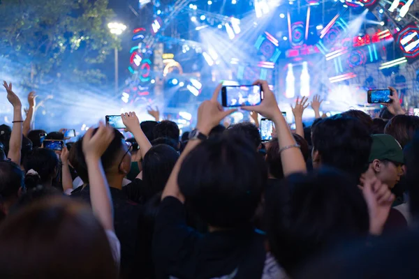 Siluet Keramaian Sekelompok Orang Bersorak Dalam Konser Musik Langsung Depan — Stok Foto