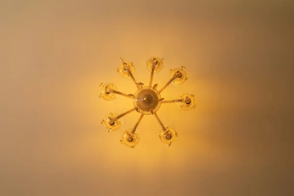 家や家の天井にはモダンなランプライトがかかっています — ストック写真