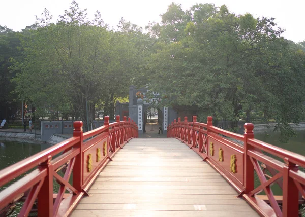 位于河内下城霍安基姆湖中央的红桥公园 园中有树木和倒影 城市日落时 城市景观背景 — 图库照片