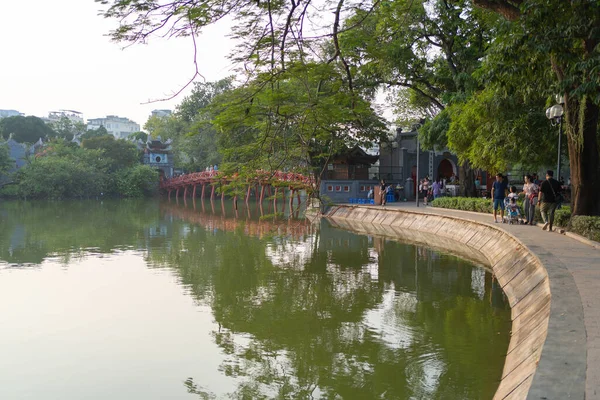 Den Røde Broen Offentlig Park Med Trær Refleksjoner Midt Hoan – stockfoto