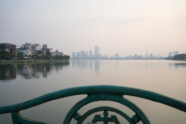 越南河内市中心天际线与湖泊和河流的映照 亚洲智能城市的金融区和商业中心 摩天大楼和高层大楼 — 图库照片