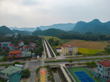 Taze çeltik pirinç teraslarının havadan görünüşü, Cao Bang 'in kırsal ya da kırsal kesimindeki yeşil tarım alanları, Kentsel şehir kasabası, Asya' daki dağ tepeleri vadisi, Vietnam, Çin sınırındaki doğa manzarası.