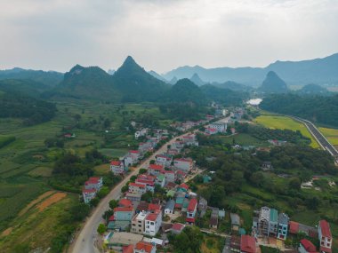 Taze çeltik pirinç teraslarının havadan görünüşü, Cao Bang 'in kırsal ya da kırsal kesimindeki yeşil tarım alanları, Kentsel şehir kasabası, Asya' daki dağ tepeleri vadisi, Vietnam, Çin sınırındaki doğa manzarası.