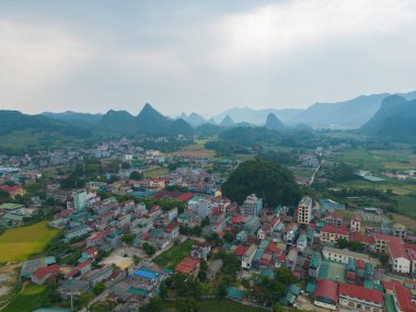 Taze çeltik pirinç teraslarının havadan görünüşü, Cao Bang 'in kırsal ya da kırsal kesimindeki yeşil tarım alanları, Kentsel şehir kasabası, Asya' daki dağ tepeleri vadisi, Vietnam, Çin sınırındaki doğa manzarası.