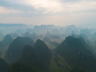 Taze çeltik pirinç terasları, Cao Bang 'in kırsal ya da kırsal kesimindeki yeşil tarım alanları, Asya' daki dağ tepeleri vadisi, Vietnam, Çin sınırı. Doğa manzarası arka planı.