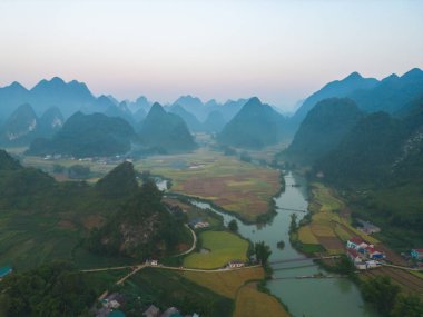 Taze çeltik pirinç terasları, Cao Bang 'in kırsal ya da kırsal kesimindeki yeşil tarım alanları, Asya' daki dağ tepeleri vadisi, Vietnam, Çin sınırı. Doğa manzarası arka planı.