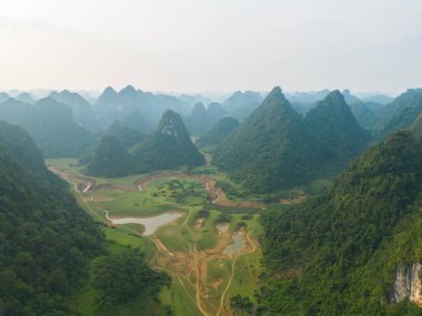 Taze çeltik pirinç terasları, Cao Bang 'in kırsal ya da kırsal kesimindeki yeşil tarım alanları, Asya' daki dağ tepeleri vadisi, Vietnam, Çin sınırı. Doğa manzarası arka planı.