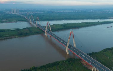 Cau Nhat Tan Kablo Köprüsü ya da Vietnam Japon Dostluk Köprüsü 'nün havadan görüntüsü Hanoi City, Vietnam' da Kızıl Nehir 'i geçiyor. Turistik bölge simgesi.