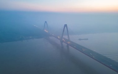 Cau Nhat Tan Kablo Köprüsü ya da Vietnam Japon Dostluk Köprüsü 'nün havadan görüntüsü Hanoi City, Vietnam' da Kızıl Nehir 'i geçiyor. Turistik bölge simgesi.