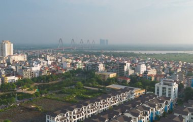 Cau Nhat Tan Kablo Köprüsü ya da Vietnam Japon Dostluk Köprüsü 'nün havadan görüntüsü Hanoi City, Vietnam' da Kızıl Nehir 'i geçiyor. Turistik bölge simgesi.