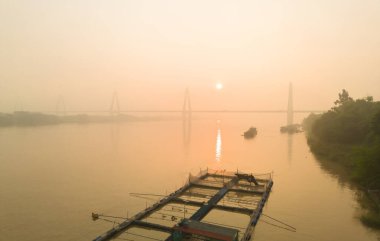 Cau Nhat Tan Kablo Köprüsü ya da Vietnam Japon Dostluk Köprüsü 'nün havadan görüntüsü Hanoi City, Vietnam' da Kızıl Nehir 'i geçiyor. Turistik bölge simgesi.