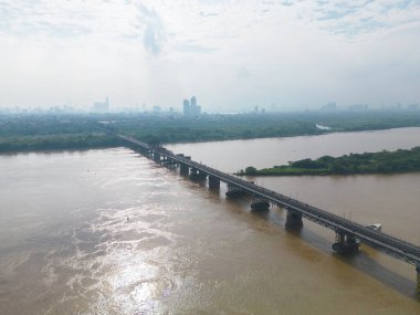 Long Bien demiryolu köprüsünün Hanoi City, Vietnam 'daki Kızıl Nehir' i geçişi görüntüsü. Turistik bölge simgesi.