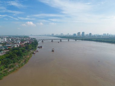 Long Bien demiryolu köprüsünün Hanoi City, Vietnam 'daki Kızıl Nehir' i geçişi görüntüsü. Turistik bölge simgesi.