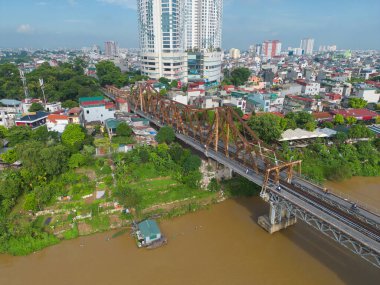 Long Bien demiryolu köprüsünün Hanoi City, Vietnam 'daki Kızıl Nehir' i geçişi görüntüsü. Turistik bölge simgesi.