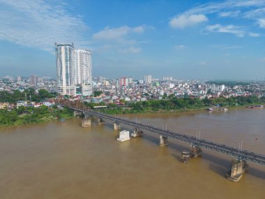 Long Bien demiryolu köprüsünün Hanoi City, Vietnam 'daki Kızıl Nehir' i geçişi görüntüsü. Turistik bölge simgesi.