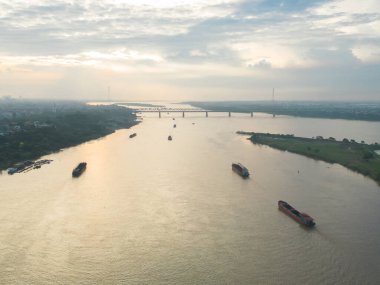 Long Bien demiryolu köprüsünün Hanoi City, Vietnam 'daki Kızıl Nehir' i geçişi görüntüsü. Turistik bölge simgesi.