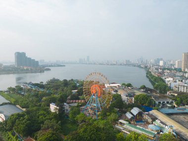 Hanoi şehir merkezindeki Skyline, Vietnam 'daki dönme dolabın havadan görüntüsü. Finansal bölge ve Asya 'nın akıllı kentsel kentindeki iş merkezleri. Gökdelen ve yüksek binalar.