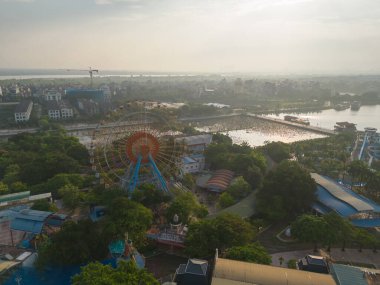 Hanoi şehir merkezindeki Skyline, Vietnam 'daki dönme dolabın havadan görüntüsü. Finansal bölge ve Asya 'nın akıllı kentsel kentindeki iş merkezleri. Gökdelen ve yüksek binalar.