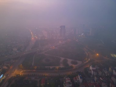 Hanoi şehir merkezinin sisli gökyüzü manzarası, Vietnam. Finansal bölge ve Asya 'nın akıllı kentsel kentindeki iş merkezleri. Gökdelen ve yüksek binalar.