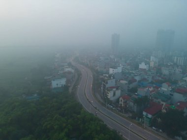 Hanoi şehir merkezinin sisli gökyüzü manzarası, Vietnam. Finansal bölge ve Asya 'nın akıllı kentsel kentindeki iş merkezleri. Gökdelen ve yüksek binalar.