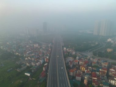 Hanoi şehir merkezinin sisli gökyüzü manzarası, Vietnam. Finansal bölge ve Asya 'nın akıllı kentsel kentindeki iş merkezleri. Gökdelen ve yüksek binalar.