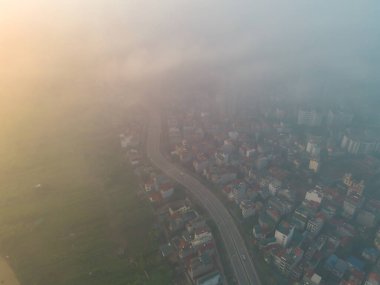 Hanoi şehir merkezinin sisli gökyüzü manzarası, Vietnam. Finansal bölge ve Asya 'nın akıllı kentsel kentindeki iş merkezleri. Gökdelen ve yüksek binalar.