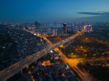 Hanoi şehir merkezinin havadan görüntüsü Skyline, Vietnam. Finansal bölge ve Asya 'nın akıllı kentsel kentindeki iş merkezleri. Geceleri gökdelen ve yüksek binalar.