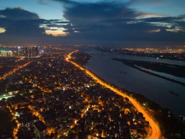 Hanoi şehir merkezinin havadan görüntüsü Skyline, Vietnam. Finansal bölge ve Asya 'nın akıllı kentsel kentindeki iş merkezleri. Geceleri gökdelen ve yüksek binalar.