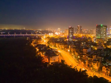 Hanoi şehir merkezinin havadan görüntüsü Skyline, Vietnam. Finansal bölge ve Asya 'nın akıllı kentsel kentindeki iş merkezleri. Geceleri gökdelen ve yüksek binalar.