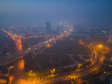 Hanoi şehir merkezinin havadan görüntüsü Skyline, Vietnam. Finansal bölge ve Asya 'nın akıllı kentsel kentindeki iş merkezleri. Geceleri gökdelen ve yüksek binalar.