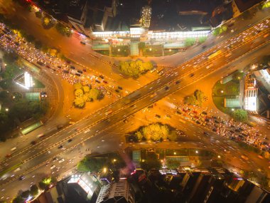 Hanoi şehir merkezinin havadan görüntüsü Skyline, Vietnam. Finansal bölge ve Asya 'nın akıllı kentsel kentindeki iş merkezleri. Geceleri gökdelen ve yüksek binalar.