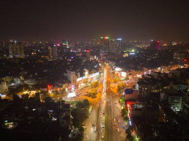 Hanoi şehir merkezinin havadan görüntüsü Skyline, Vietnam. Finansal bölge ve Asya 'nın akıllı kentsel kentindeki iş merkezleri. Geceleri gökdelen ve yüksek binalar.
