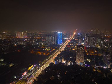 Hanoi şehir merkezinin havadan görüntüsü Skyline, Vietnam. Finansal bölge ve Asya 'nın akıllı kentsel kentindeki iş merkezleri. Geceleri gökdelen ve yüksek binalar.