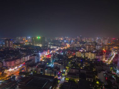 Hanoi şehir merkezinin havadan görüntüsü Skyline, Vietnam. Finansal bölge ve Asya 'nın akıllı kentsel kentindeki iş merkezleri. Geceleri gökdelen ve yüksek binalar.
