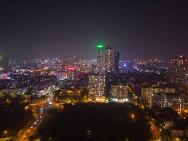 Hanoi şehir merkezinin havadan görüntüsü Skyline, Vietnam. Finansal bölge ve Asya 'nın akıllı kentsel kentindeki iş merkezleri. Geceleri gökdelen ve yüksek binalar.