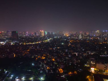 Hanoi şehir merkezinin havadan görüntüsü Skyline, Vietnam. Finansal bölge ve Asya 'nın akıllı kentsel kentindeki iş merkezleri. Geceleri gökdelen ve yüksek binalar.