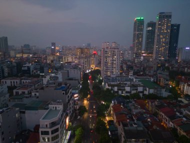 Hanoi şehir merkezinin havadan görüntüsü Skyline, Vietnam. Finansal bölge ve Asya 'nın akıllı kentsel kentindeki iş merkezleri. Geceleri gökdelen ve yüksek binalar.