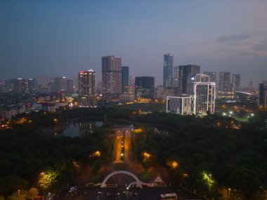 Hanoi şehir merkezinin havadan görüntüsü Skyline, Vietnam. Finansal bölge ve Asya 'nın akıllı kentsel kentindeki iş merkezleri. Geceleri gökdelen ve yüksek binalar.