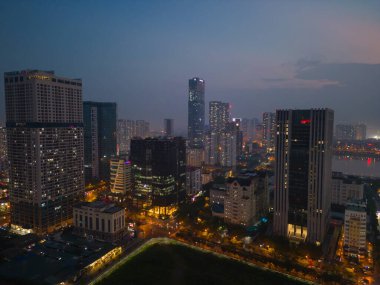 Hanoi şehir merkezinin havadan görüntüsü Skyline, Vietnam. Finansal bölge ve Asya 'nın akıllı kentsel kentindeki iş merkezleri. Geceleri gökdelen ve yüksek binalar.