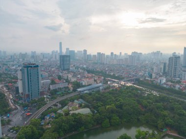 Hanoi Şehir Merkezi Skyline 'ın yeşil bahçe parkı, Vietnam' daki havadan görüntüsü. Finansal bölge ve Asya 'nın akıllı kentsel kentindeki iş merkezleri. Gökdelen ve yüksek binalar.