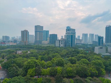 Hanoi Şehir Merkezi Skyline 'ın yeşil bahçe parkı, Vietnam' daki havadan görüntüsü. Finansal bölge ve Asya 'nın akıllı kentsel kentindeki iş merkezleri. Gökdelen ve yüksek binalar.