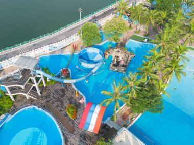 Tayland 'ın Pattaya kentindeki sahil plajı yakınlarındaki su parkı ve yüzme havuzunun havadan görünüşü. Eğlence aktivitesi boş zaman.