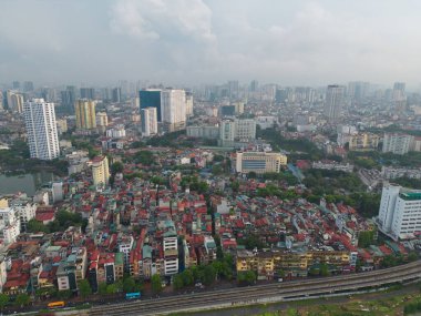 Hanoi şehir merkezinin havadan görüntüsü Skyline, Vietnam. Finansal bölge ve Asya 'nın akıllı kentsel kentindeki iş merkezleri. Gökdelen ve yüksek binalar.
