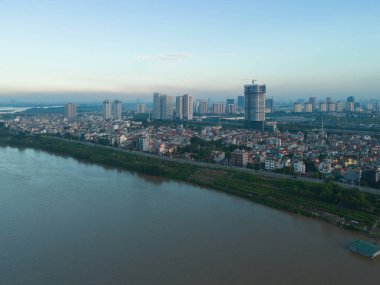 Hanoi şehir merkezinin havadan görüntüsü Skyline, Vietnam. Finansal bölge ve Asya 'nın akıllı kentsel kentindeki iş merkezleri. Gökdelen ve yüksek binalar.