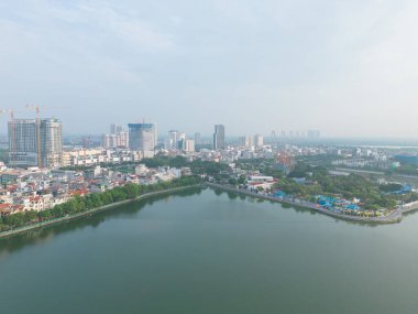Hanoi şehir merkezinin havadan görüntüsü Skyline, Vietnam. Finansal bölge ve Asya 'nın akıllı kentsel kentindeki iş merkezleri. Gökdelen ve yüksek binalar.
