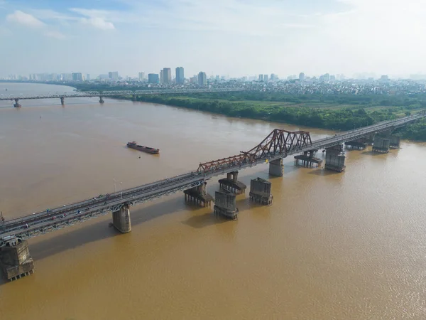 공중에서 베트남 하노이 홍강을 가로지르는 가로지르는 철교가 보인다 — 스톡 사진