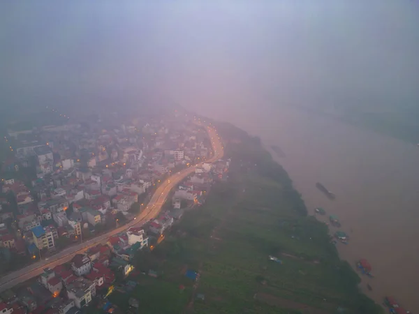 공중에서 하노이 다운타운 스카이라인의 안개가 보이는 베트남의 지구와 비즈니스 센터는 — 스톡 사진