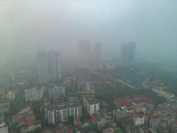 在越南河内市中心的空中 雾蒙蒙的天空 亚洲智能城市的金融区和商业中心 摩天大楼和高层大楼 — 图库照片
