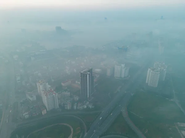 ハノイの空中ビュー霧 ベトナムでダウンタウンスカイライン アジアのスマート都市の金融地区やビジネスセンター 高層ビル 高層ビル — ストック写真